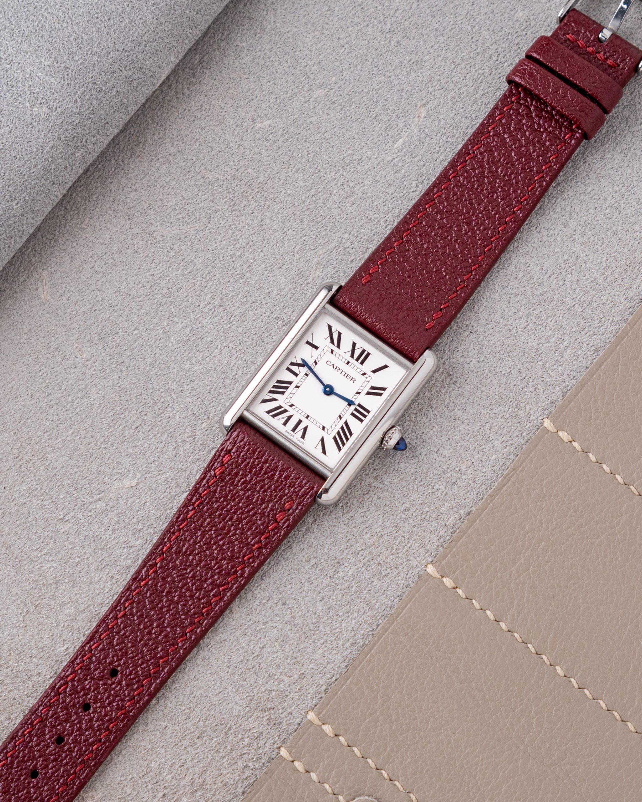 Burgundy Cherve cho Cartier Tank Must3